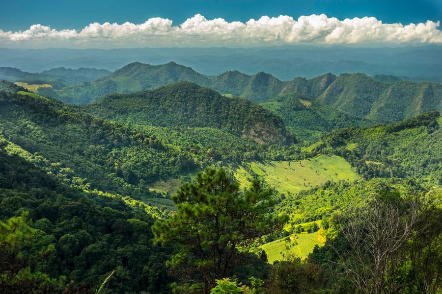 Le charmant paysage de montagne de Maa Hong Son