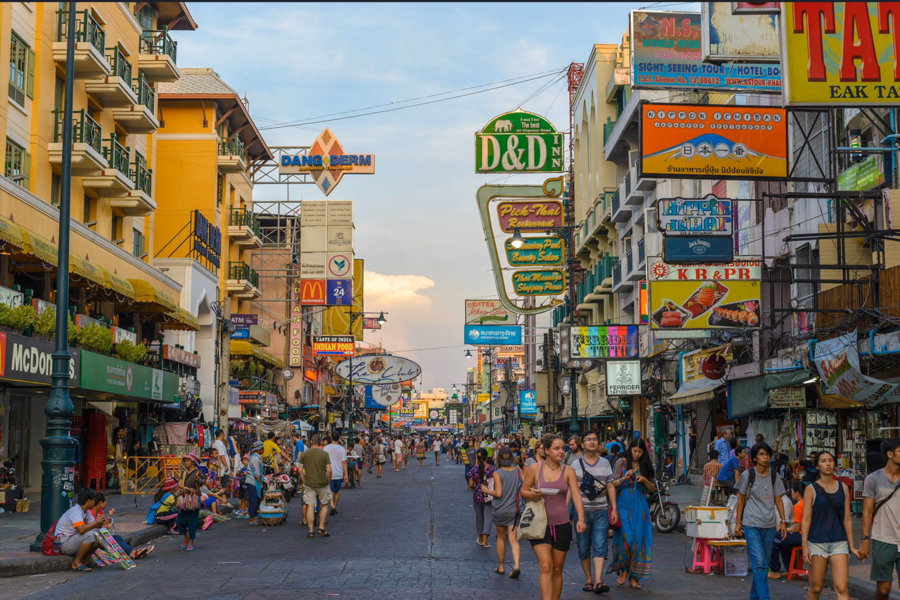 Quand on parle de manger pas cher à Bangkok, Khao San Road vient immédiatement en tête