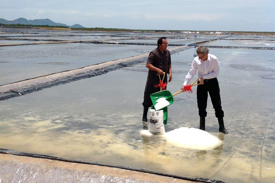 Participation de la récolte du sel dans les marais salants de Kampot