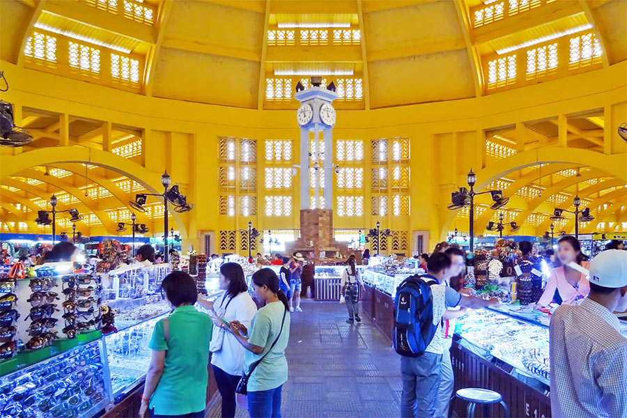 Les stands de bijoux à l'intérieur du marché central