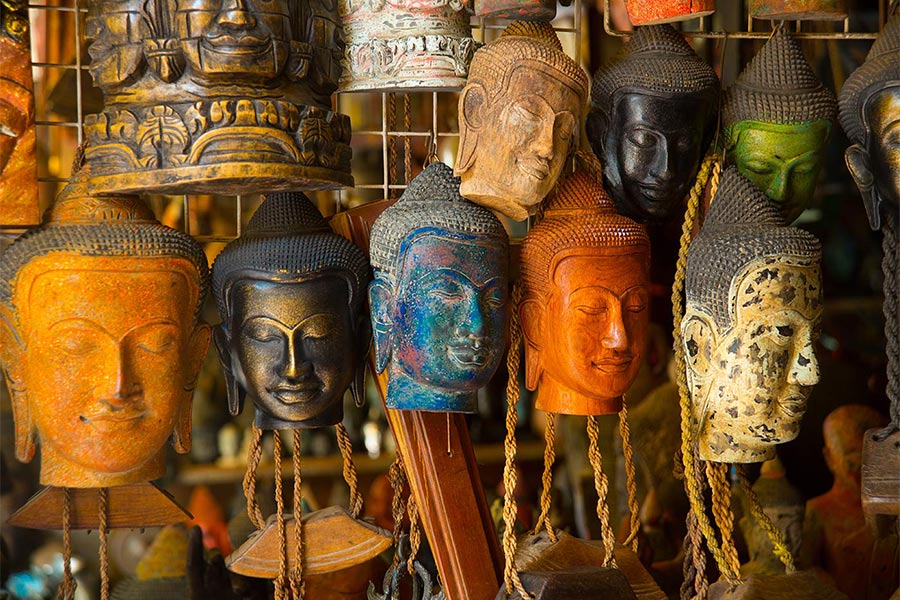 Vous trouverez les souvenirs uniques au marché central à Phnom Penh