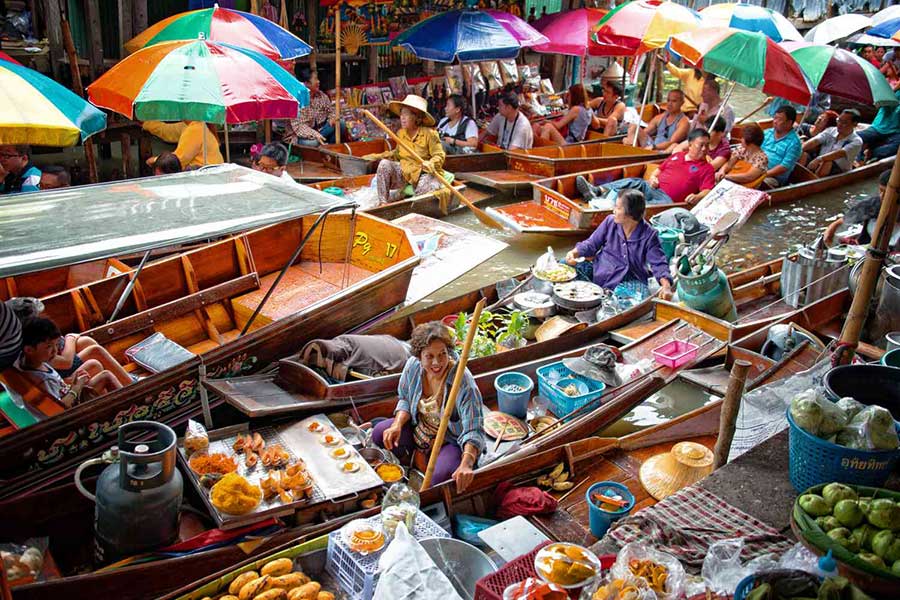 Damnoen Saduak est le marché flottant le plus célèbre de Thaïlande