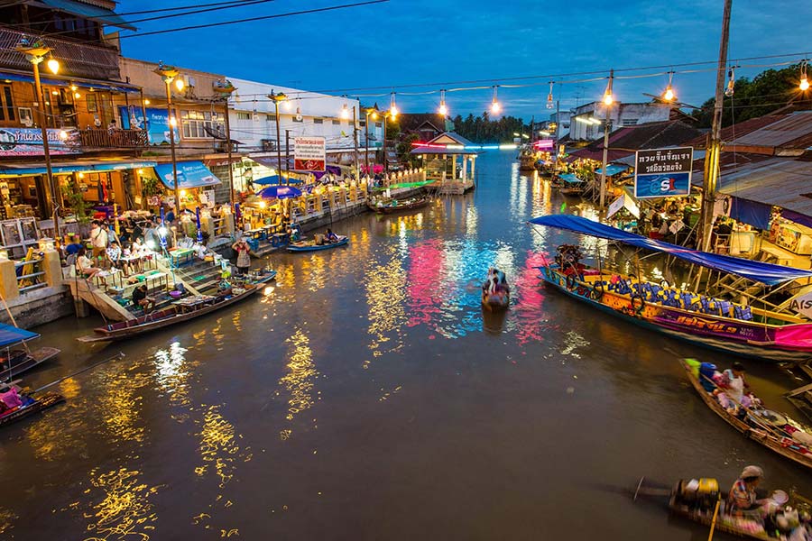 Beauté animée du marché flottant d'Amphawa dans la nuit