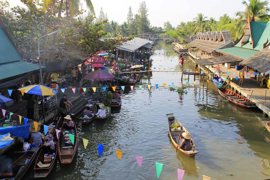 Beauté paisible du marché flottant de Tha Kha