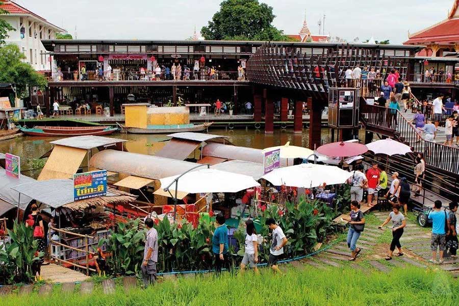 Kwan, le marché animé est magnifiquement situé sur les rives du canal Saen Saeb