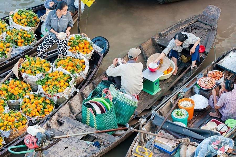 Des embarcations remplies de fruits frais à ras bord