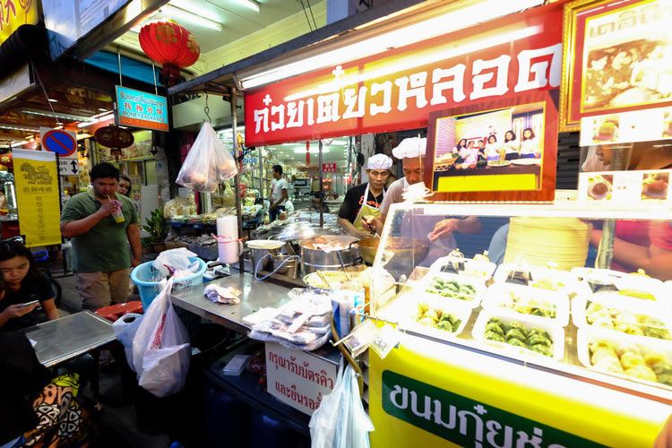 Le marché alimentaire de Yaowarat rassemble une cuisine de rue thaïlandaise attrayante