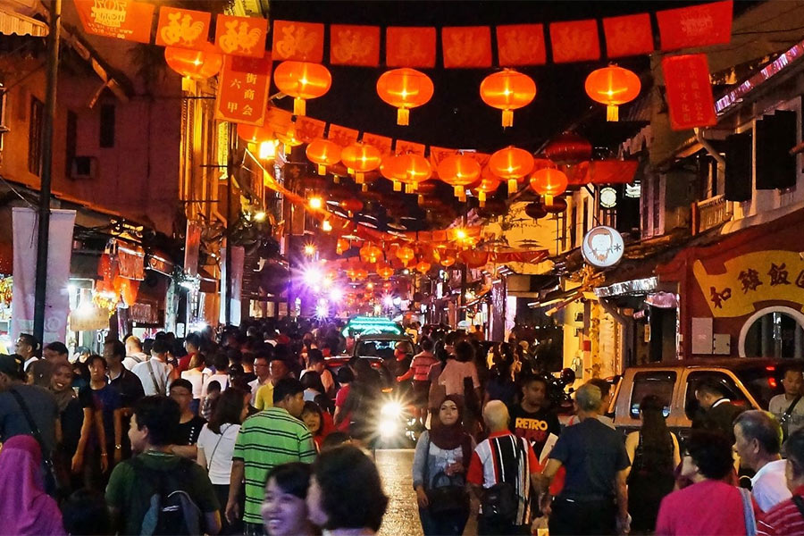 Marché de la rue de Jonker à Malacca est une attraction animée