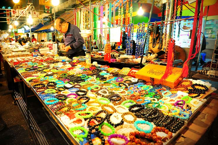 Les bijoux vendus au marché nocturne de Sukhothai