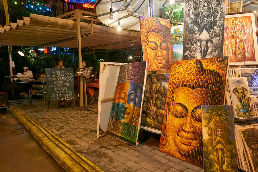 Vous pouvez acheter des peintures khmère au marché nocturne d'Angkor