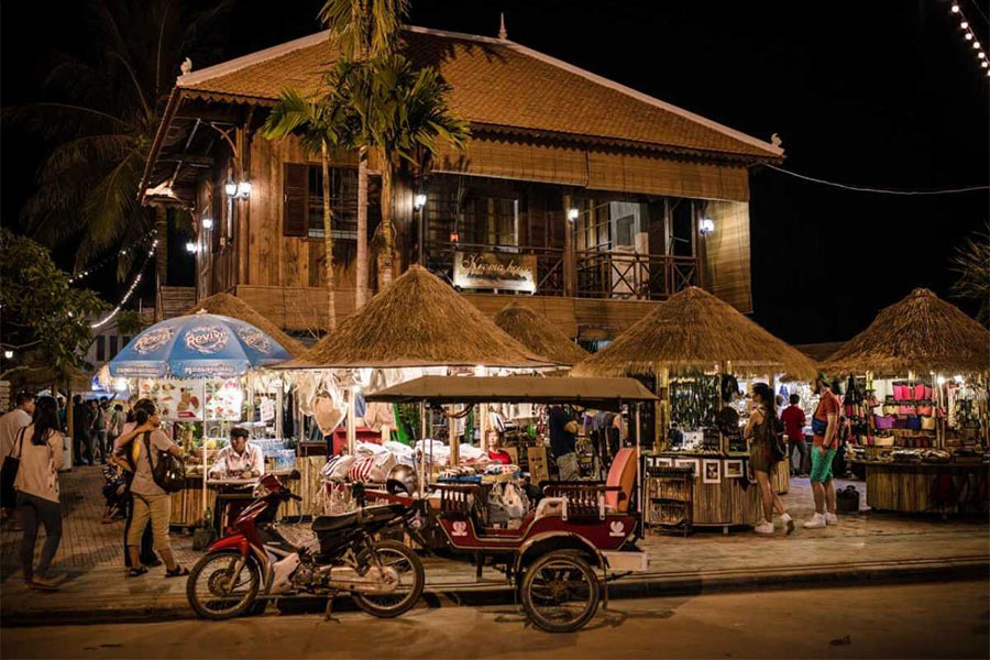 Marché nocturne d'Angkor à Siem Reap est animé 