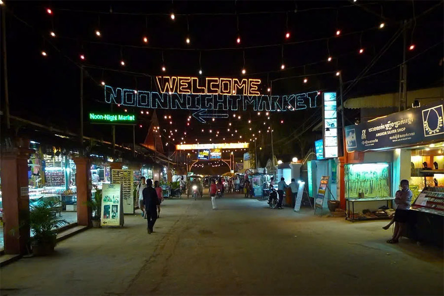 Marché nocturne d'Angkor est brillant dans la nuit par les lumières de néon