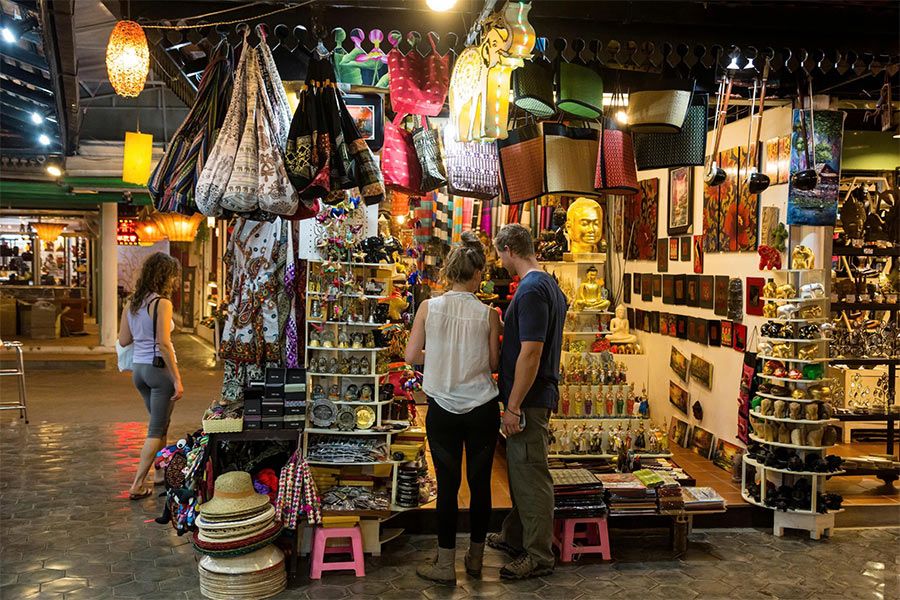 Magasin de souvenir au marché nocturne d'Angkor à Siem Reap