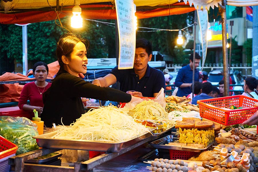 un stand de streetfood au marché nocturne d'Angkor à Siem Reap