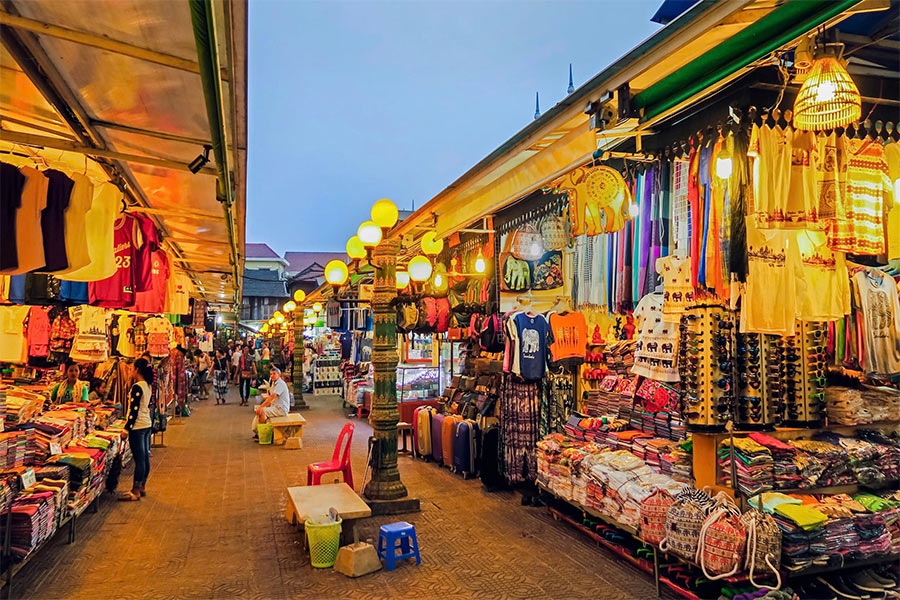 Le marché nocturne d'Angkor à Siem Reap se trouve au coeur de la ville