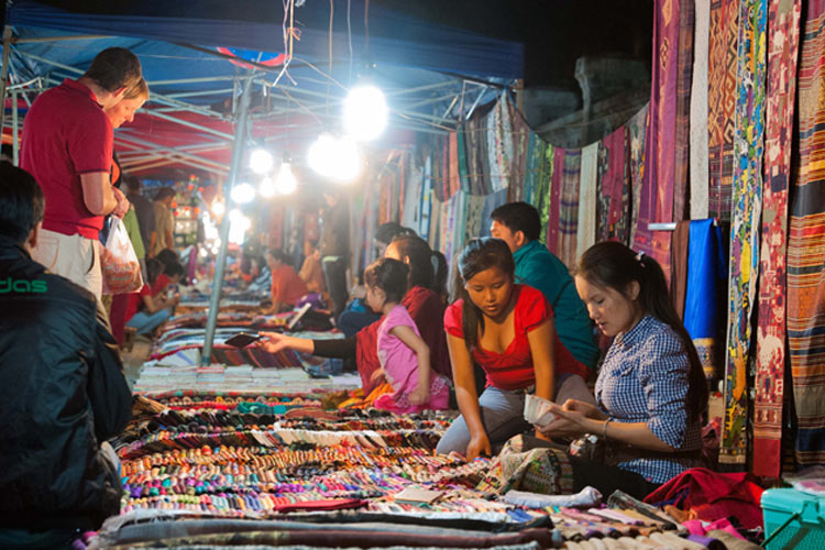 La zone de l'art de la soie dans le marché nocturne de Sukhothai