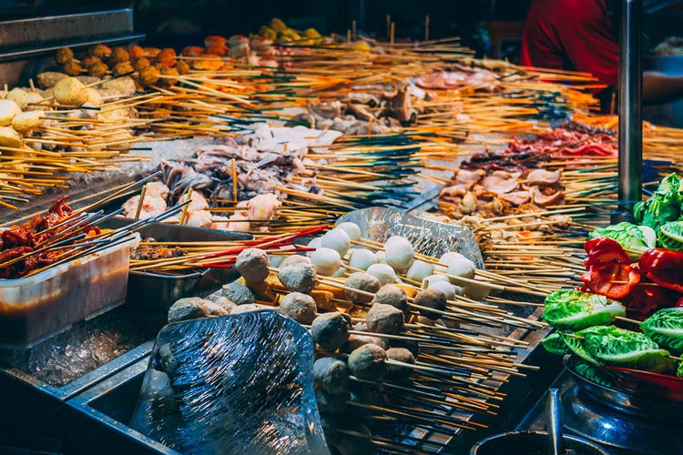 La zone de restauration de rue dans le marché nocturne de Sukhothai