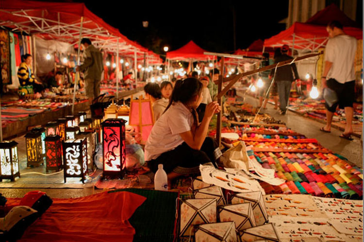 Zone de divertissement dans le marché nocturne de Sukhothai