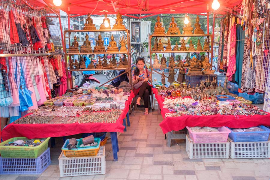 Un étal vent des souvenirs bouddhites au marchés nocturne de Vientiane