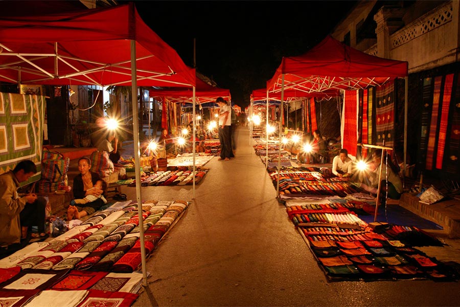 Marché nocturne est une attraction incontournable à Vientiane dans la nuit 