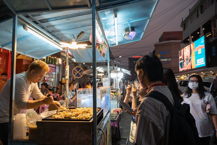 Essayer le street food laotiens au marché nocturne de Vientiane est une activité à ne pas manquer