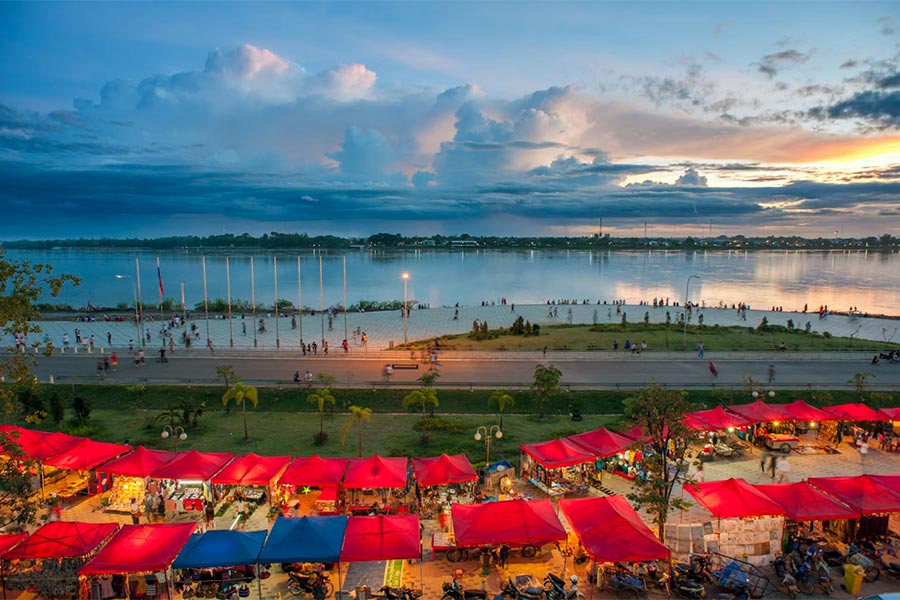 Le marché nocturne de Vientiane se trouve au long du mékong