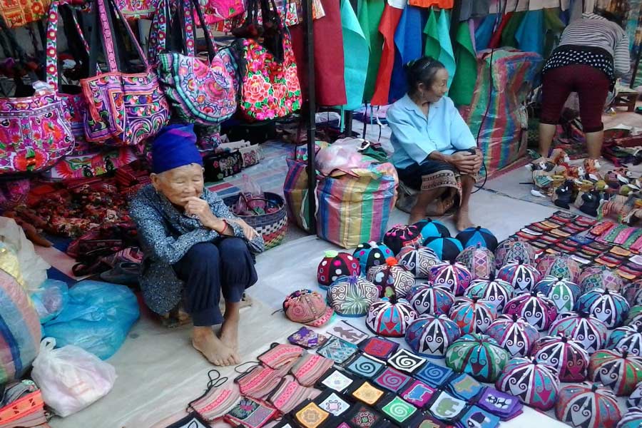 Marché local à Pakbeng