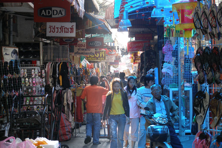 Le marché Sampeng est toujours bondé par visiteurs