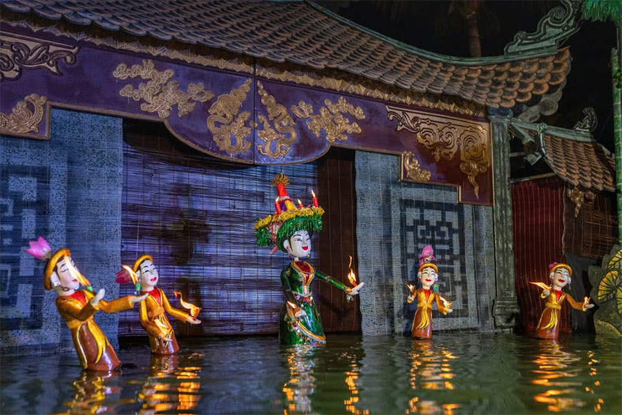 La scène des marionnettes sur l'eau se trouve devant un temple inondé