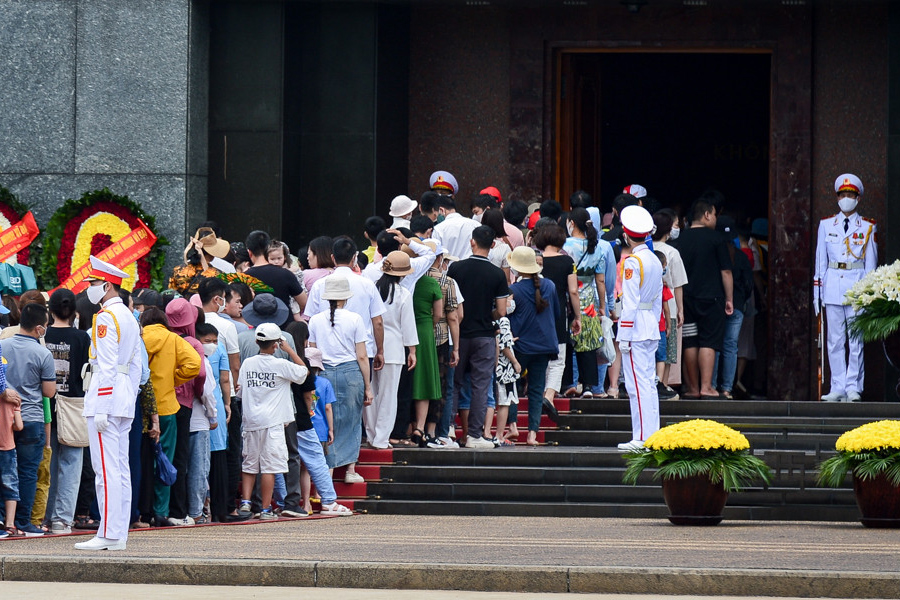 Nombre de visiteurs visitent le mausolée de Ho Chi Minh
