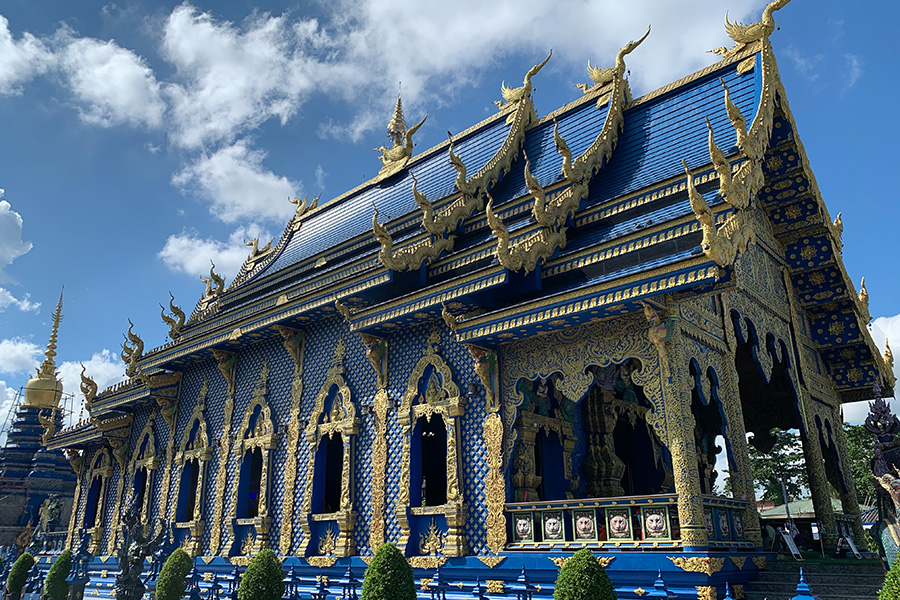 Wat Rong Suea Ten, le temple bleu magique de Chiang Rai.