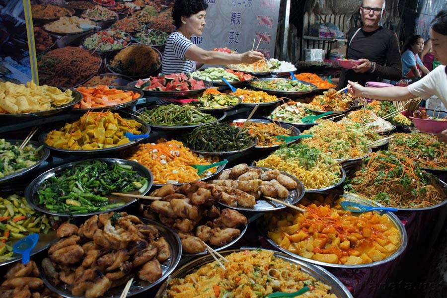 Les marchés locaux sont toujours disponible des meilleurs plats laotiens à essayer