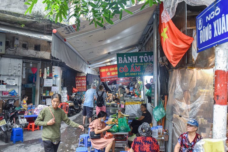 Dégustation des mets dans les ruelles autour du marché de Dong Xuan