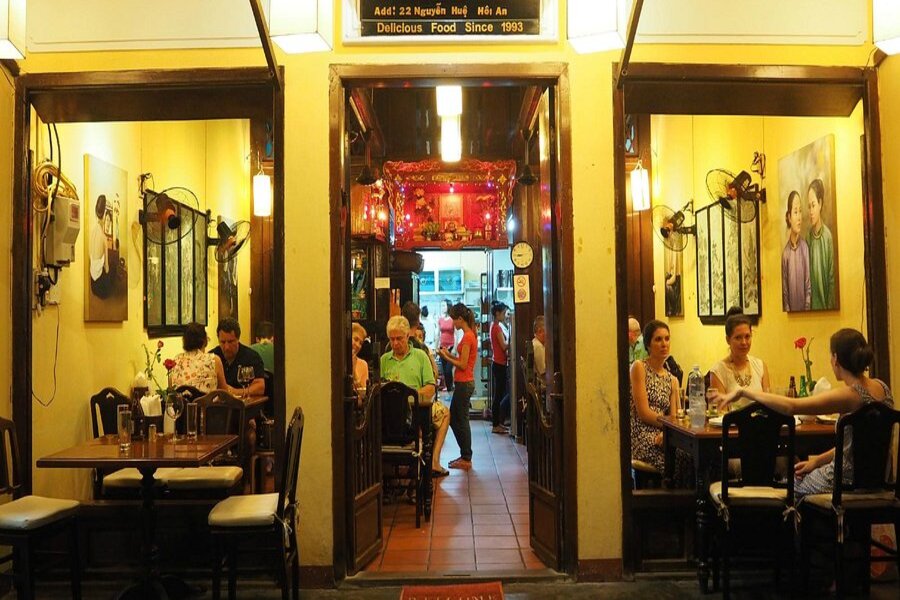 Ambiance chaleureuse au restaurant Miss Ly Café 22 de Hoi An
