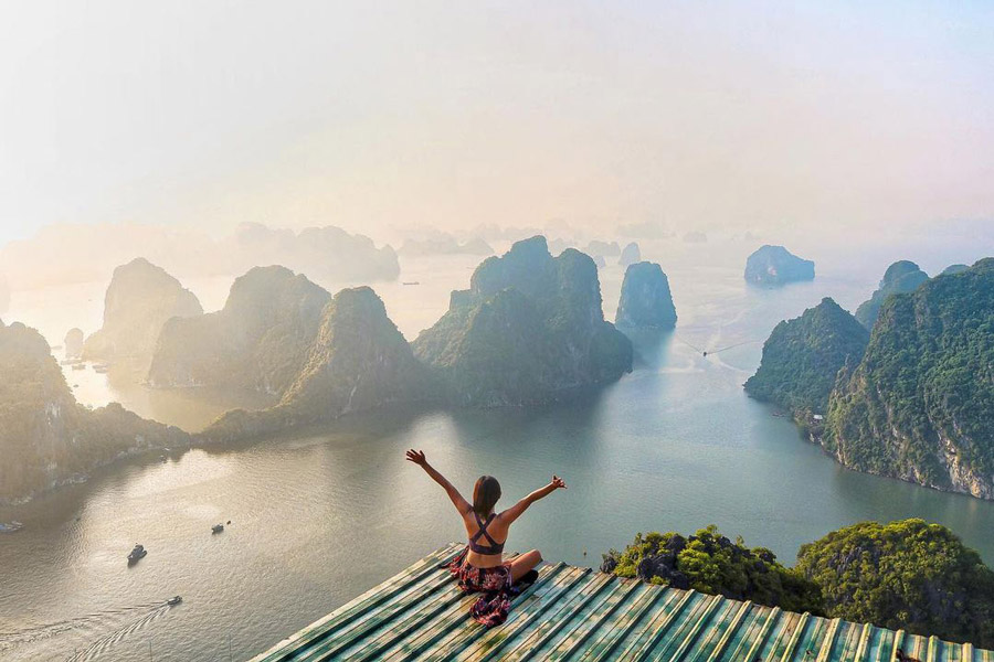 La vue pittoesque de la baie d'Ha Long au sommet du mont de Bai Tho