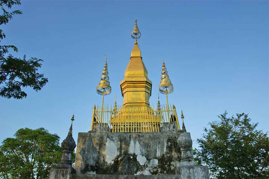 Temple de Wat Chom Si se situe au sommet du mont Phousi 