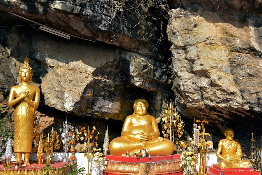 Statues de Bouddha au mont Phousi