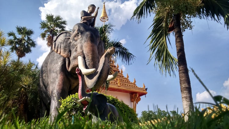 Monument de Buddha assie sur le dos d'un éléphant