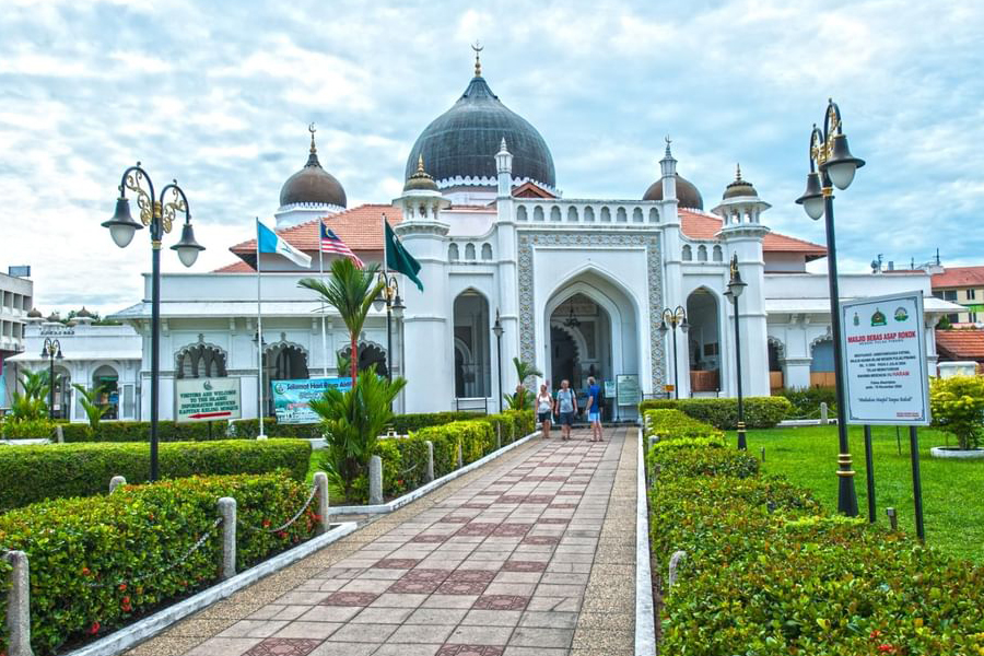 Mosquée Kapitan Keling est entourée de jardins verdoyants