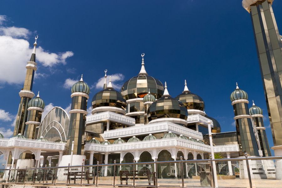 Mosquée de Cristal brille avec ses murs translucides