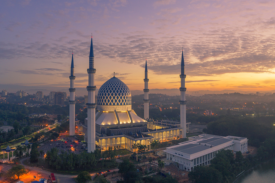 Mosquée bleue de Shah Alam éblouit par sa grandeur.