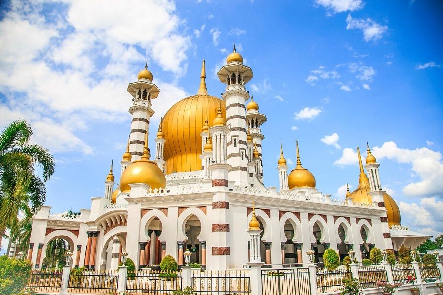 Magnifique mosquée d'Ubudiah avec dômes dorés