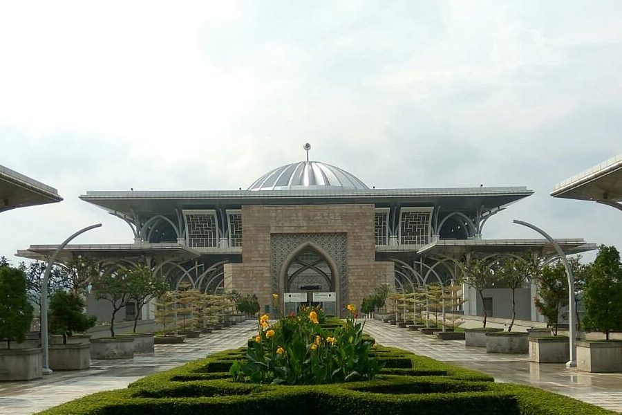 Mosquée de Fer est ornée de métaux argentés