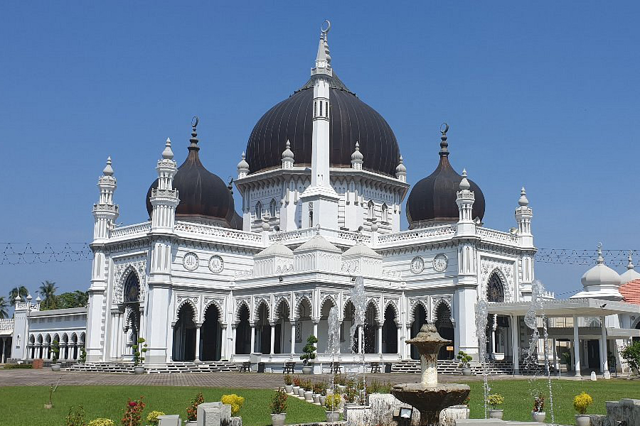 Mosquée Zahir se distingue par ses dômes noirs