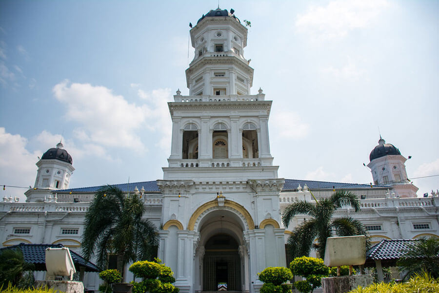 Mosquée Sultan Abu Bakar possède une façade néo-mauresque