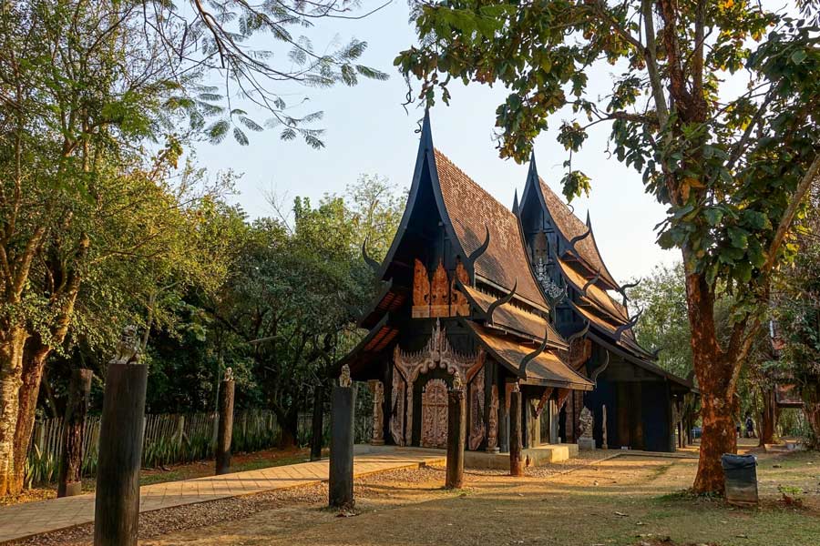 L'admiration de l'art local au musée de Baan Dam est une des choses incontournables à faire à Chiang Rai