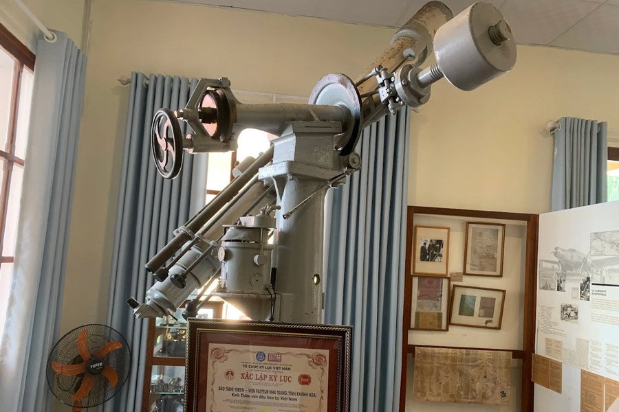 Musée d'Alexandre Yersin: Le microscope