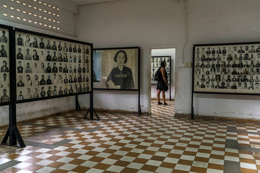 La salle d'exposition des portraits des victimes au musée génocide de Tuol Sleng