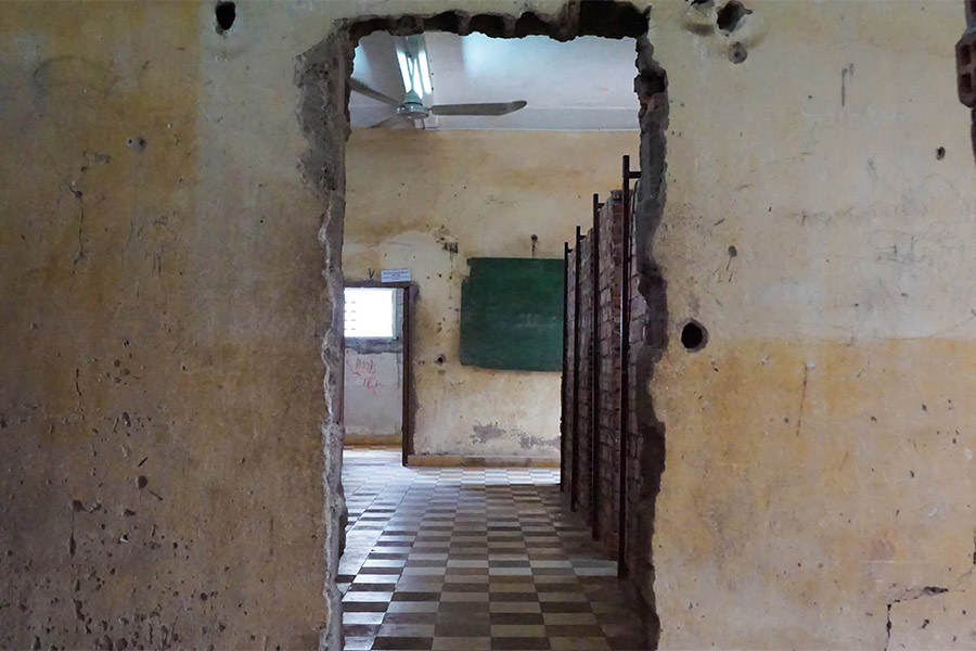 En 1975, musée du génocide de Tuol Sleng été transformé à une prison brutale 