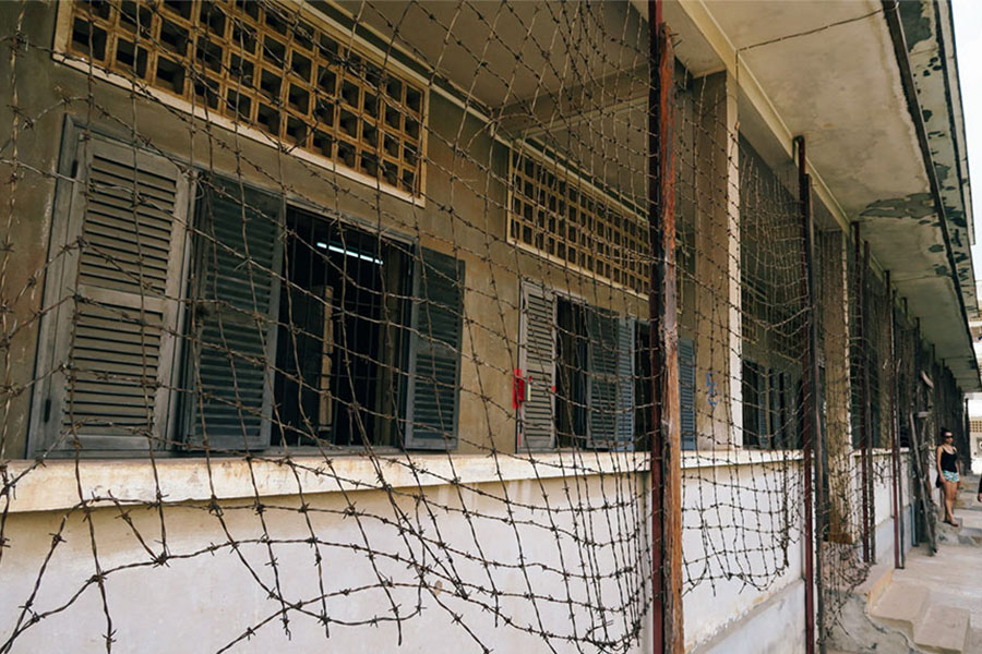 Clôture barbelée pour empêcher les prisonniers de s'échapper au musée du génocide de Tuol Sleng